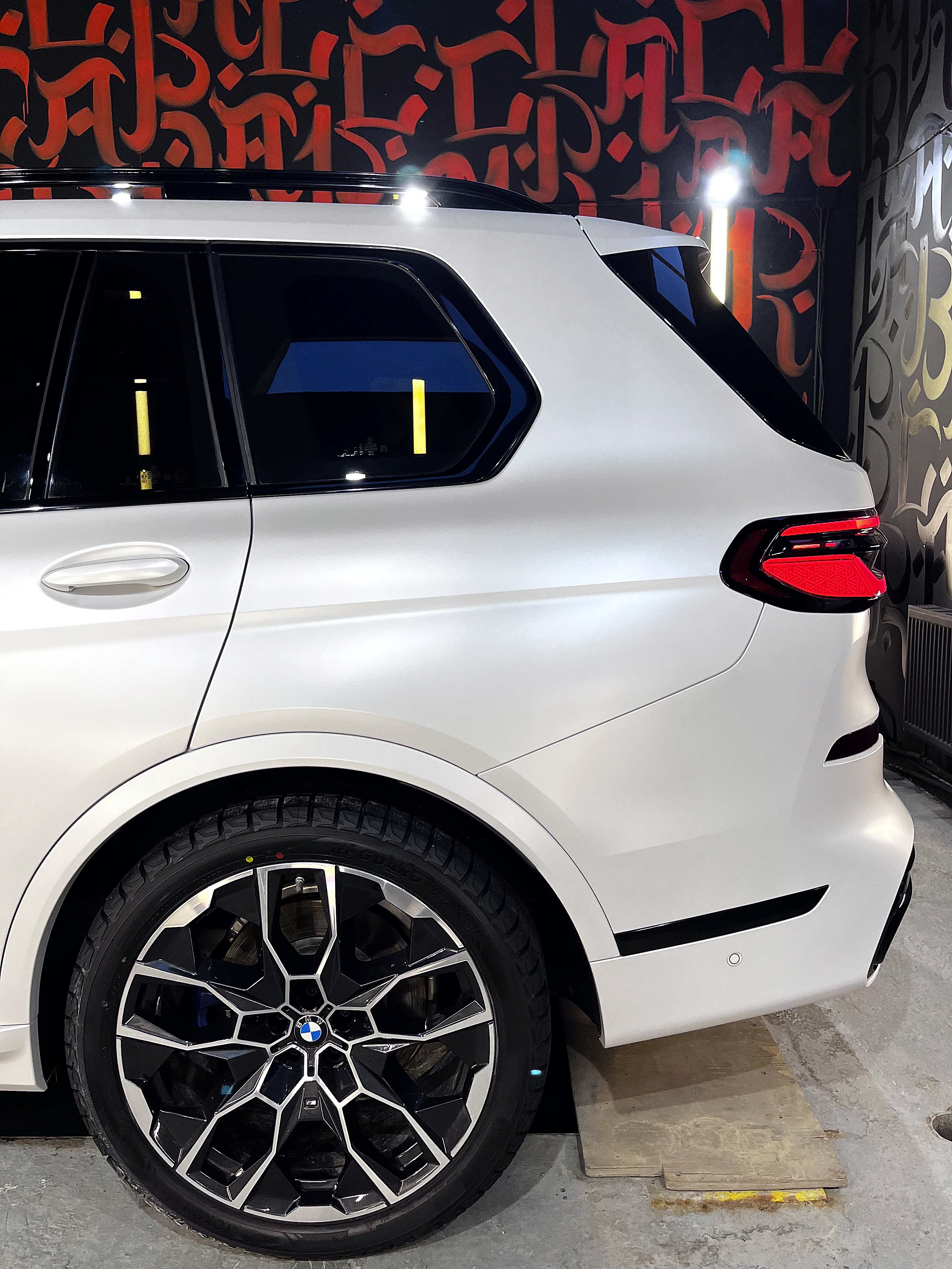 BMW X7 G07 - Полная оклейка в матовый сатин.